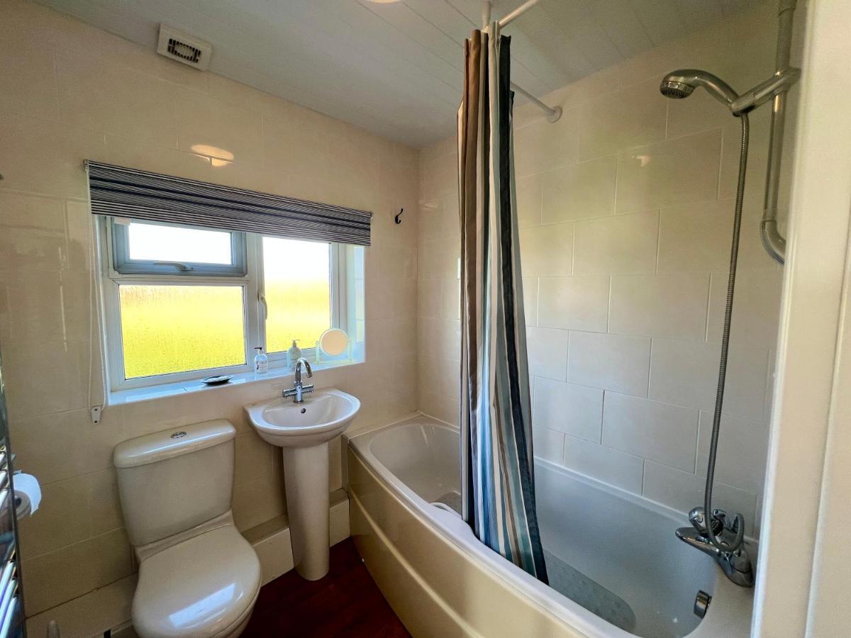 Bayview Self-Catering Coastal Bungalow In Rural West Wight Freshwater Buitenkant foto