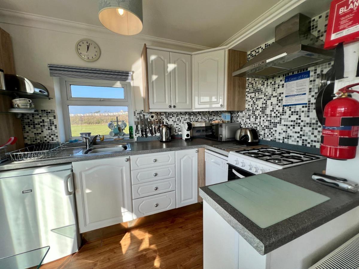 Bayview Self-Catering Coastal Bungalow In Rural West Wight Freshwater Buitenkant foto